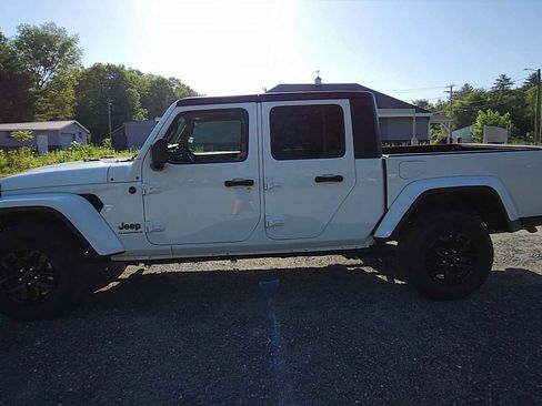New 2023 Jeep Gladiator Sport image 5