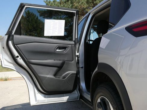 Used 2024 Nissan Rogue SV image 32