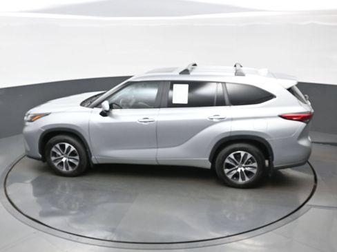 Used 2023 Toyota Highlander XLE AWD/4WD image 40