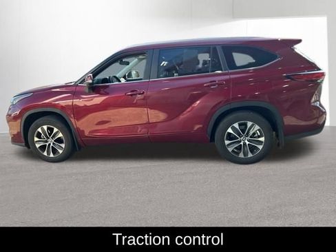 Used 2023 Toyota Highlander XLE AWD/4WD image 3