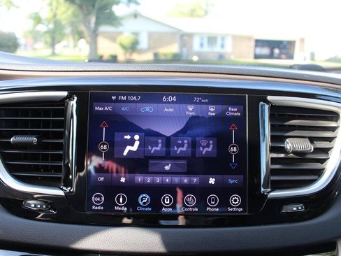 Used 2018 Chrysler Pacifica Touring-L w/ Advanced Safetytec Group FWD image 24
