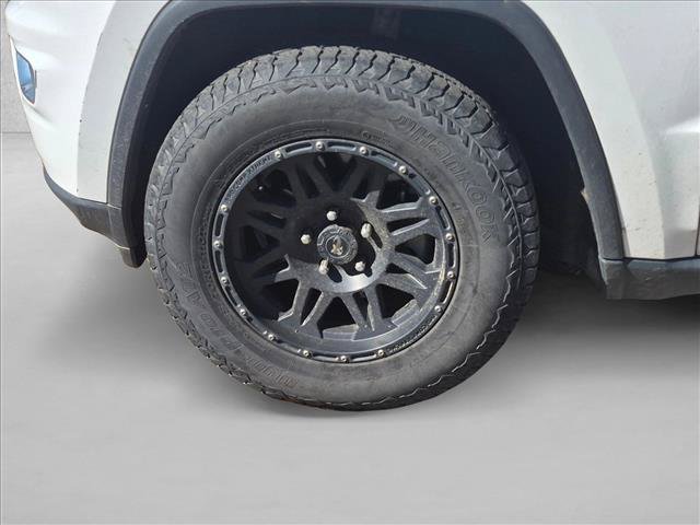 Used 2017 Jeep Grand Cherokee Laredo AWD/4WD image 9