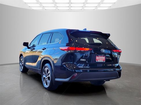 Used 2022 Toyota Highlander XLE image 7