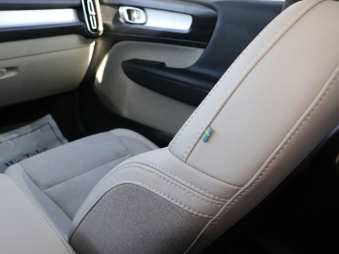 Used 2020 Volvo XC40 T4 Momentum w/ Protection Package Premier image 17