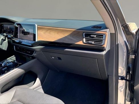 Certified 2025 Volkswagen Atlas SE FWD image 17