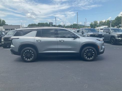 Used 2025 Chevrolet Traverse Z71 w/ Enhanced Driving Package AWD/4WD image 4