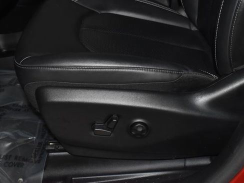 Certified 2025 Chrysler Pacifica Select image 13