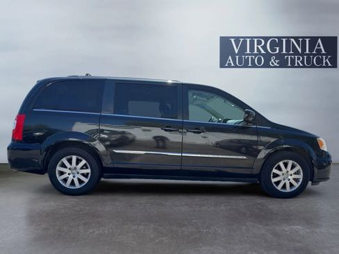 Used 2014 Chrysler Town & Country Touring image 3