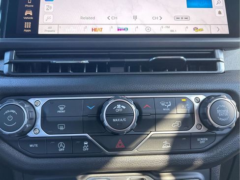 New 2026 Jeep Gladiator Sport AWD/4WD image 19