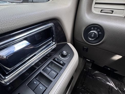 Used 2016 Lincoln Navigator Select image 23