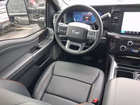 Used 2025 Ford F250 Lariat w/ Black Appearance Package image 9