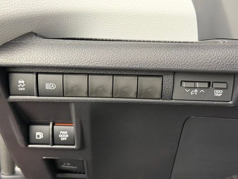 Used 2026 Toyota Sienna XLE FWD image 31