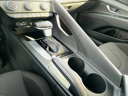 Certified 2025 Hyundai Elantra SE FWD image 14