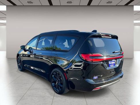 Used 2025 Chrysler Pacifica Limited FWD image 6