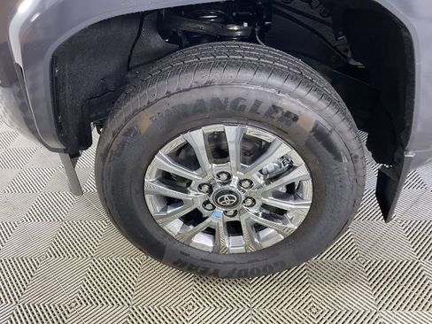 Used 2025 Toyota Tacoma Limited image 5