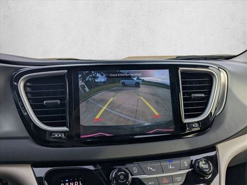 Used 2024 Chrysler Pacifica Touring-L image 12