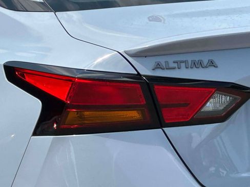Used 2023 Nissan Altima 2.5 SR FWD image 9