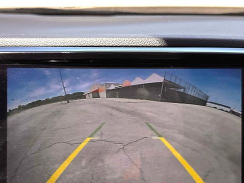 Used 2023 Chrysler Pacifica Touring-L FWD image 6