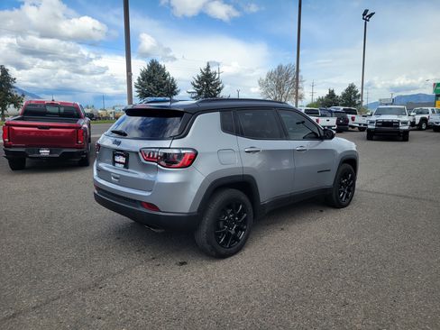 Used 2022 Jeep Compass Latitude AWD/4WD image 3