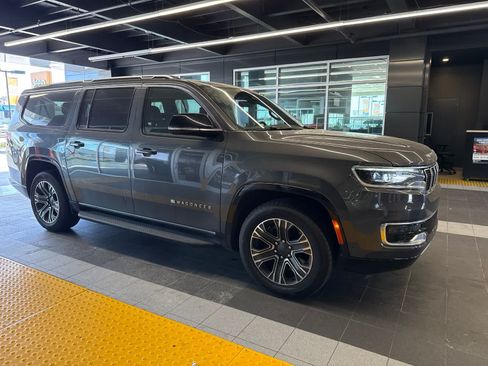 Used 2024 Jeep Wagoneer L Series II RWD image 9