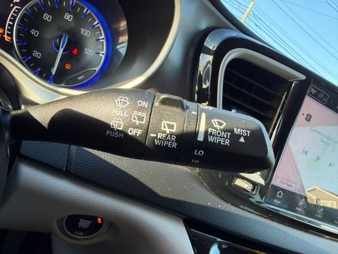 Used 2023 Chrysler Pacifica Touring-L image 29