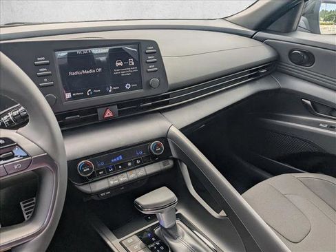Used 2025 Hyundai Elantra Sport image 12