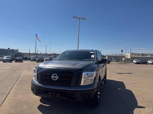 Used 2019 Nissan Titan S image 6