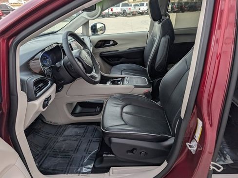 Used 2023 Chrysler Pacifica Limited image 2