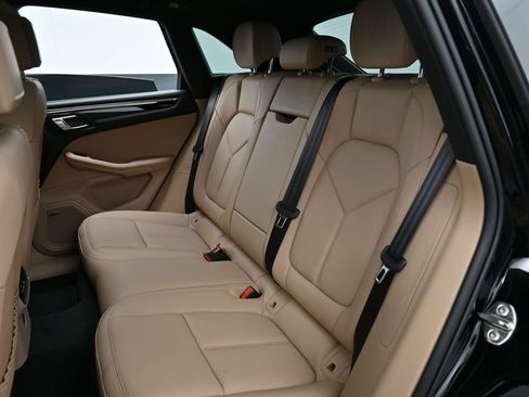Certified 2025 Porsche Macan AWD/4WD image 24