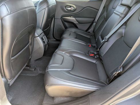 Used 2019 Jeep Cherokee Latitude Plus AWD/4WD image 18