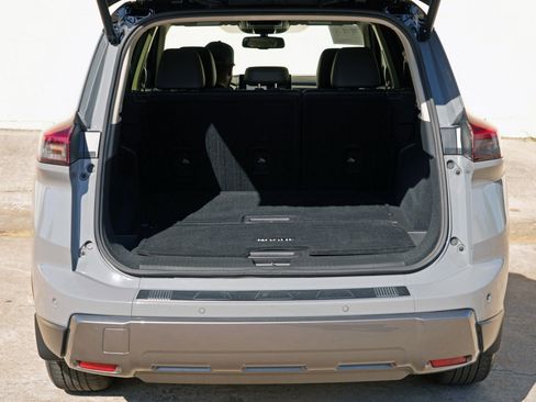 Used 2024 Nissan Rogue SL FWD image 9