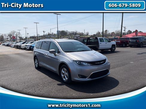 Used 2017 Chrysler Pacifica Touring-L Plus image 1