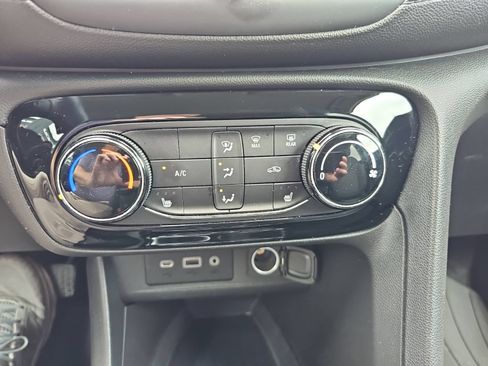 Used 2023 Buick Encore GX Preferred w/ Cold Weather Comfort Package AWD/4WD image 18