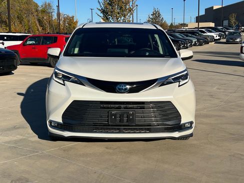 Used 2021 Toyota Sienna Platinum image 2