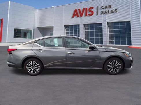 Used 2025 Nissan Altima 2.5 SV FWD image 4