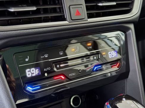 New 2026 Volkswagen Taos SE FWD image 17
