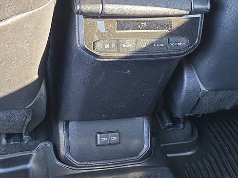 Used 2023 Toyota Highlander XSE image 12