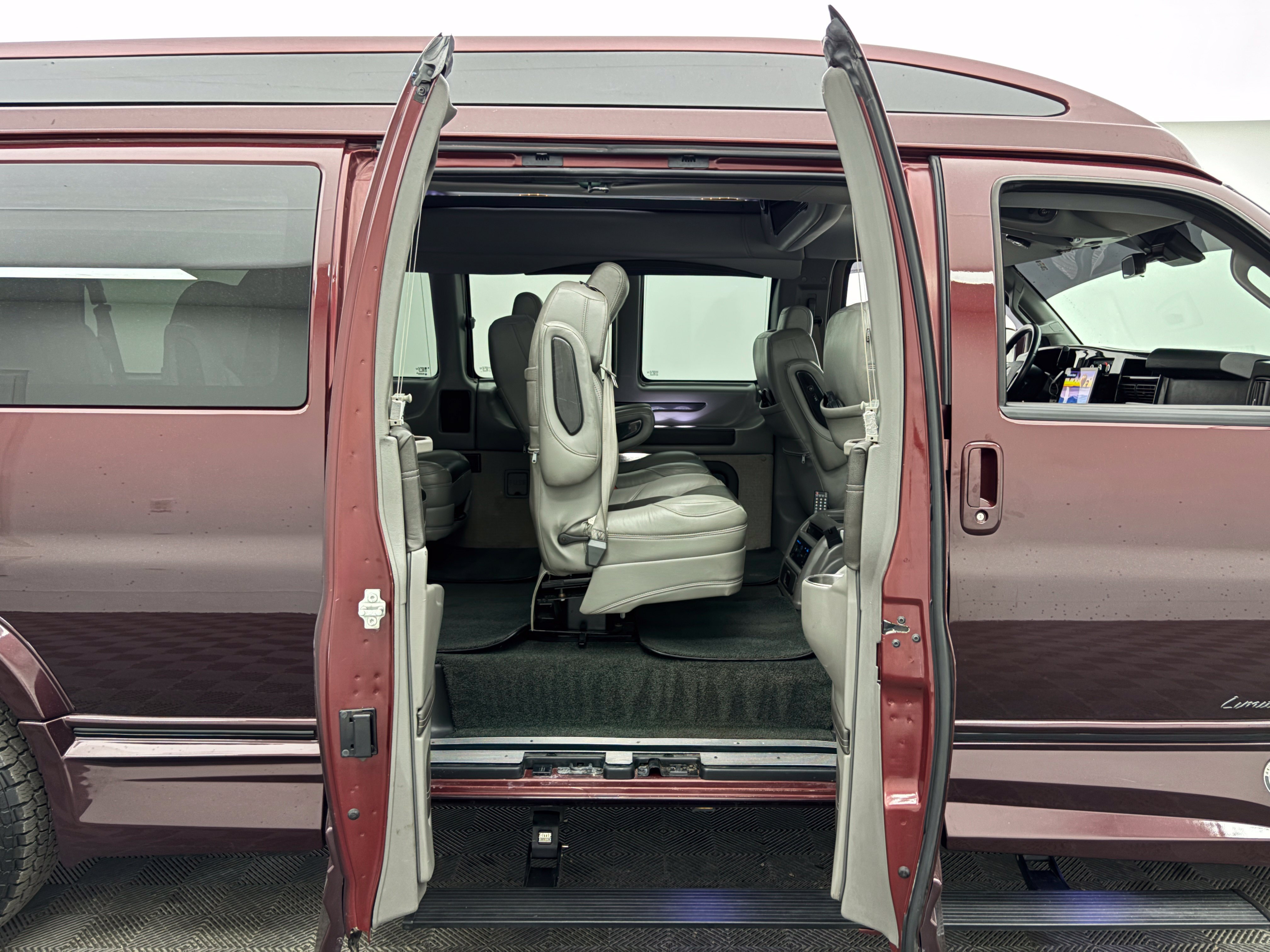 Used 2020 GMC Savana 2500 Extended w/ Enhanced Convenience Package RWD image 6