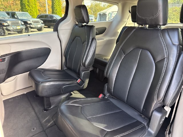 Used 2024 Chrysler Pacifica Touring-L FWD image 16