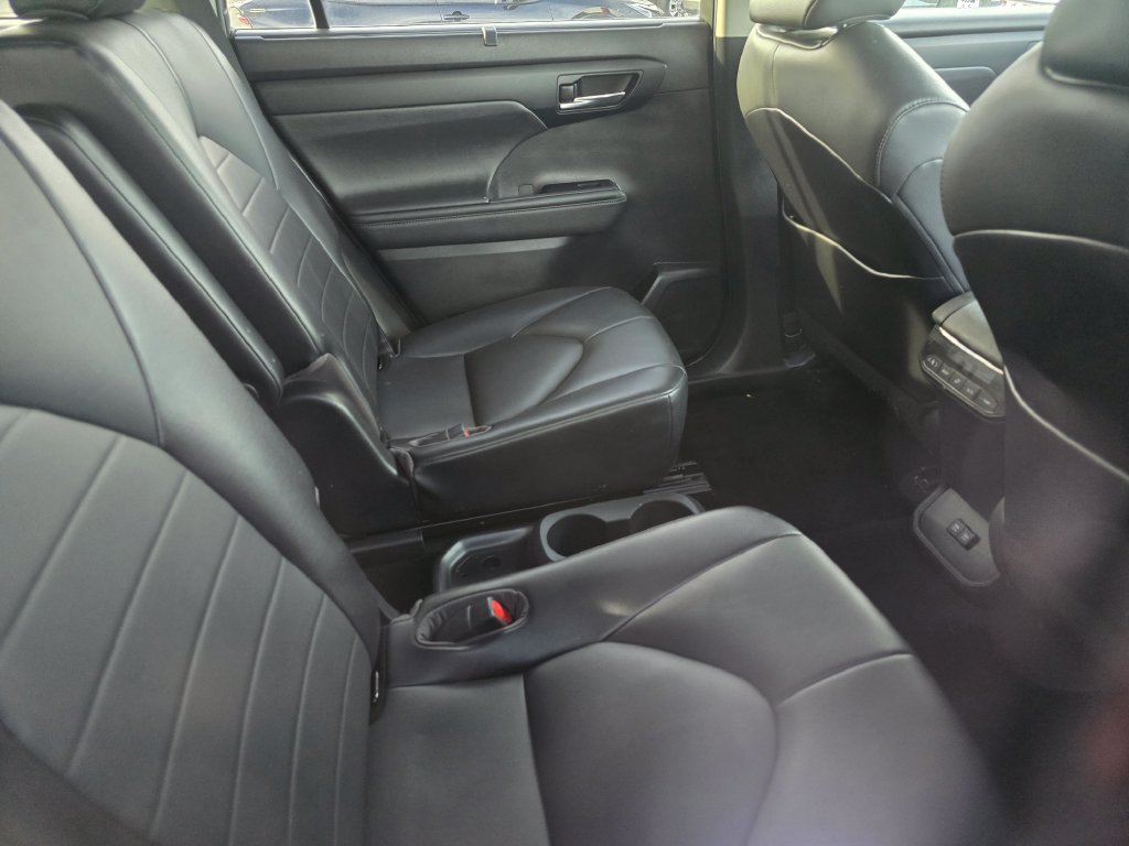 Certified 2021 Toyota Highlander XLE FWD image 13