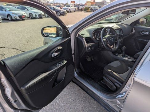 Used 2016 Jeep Cherokee Sport image 10