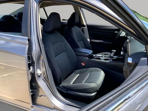 Used 2024 Nissan Altima 2.5 SV FWD image 9