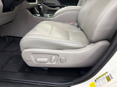 Used 2014 Toyota Highlander XLE image 10