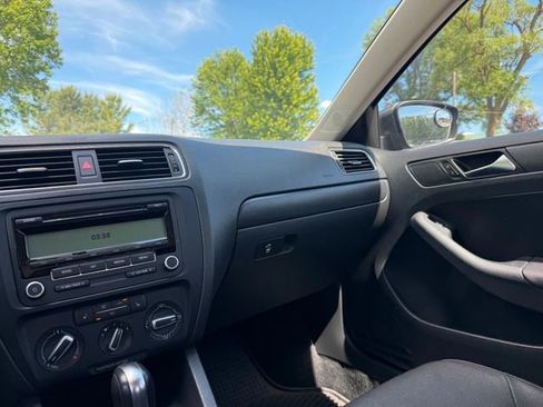 Used 2011 Volkswagen Jetta SE FWD image 10