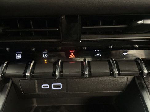 Used 2023 GMC Canyon Elevation image 12