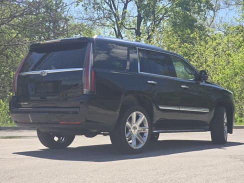 Used 2016 Cadillac Escalade Luxury AWD/4WD image 16