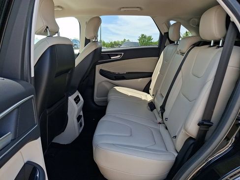 Used 2018 Ford Edge Titanium FWD image 13