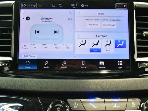 Used 2024 Chrysler Pacifica Touring-L image 50