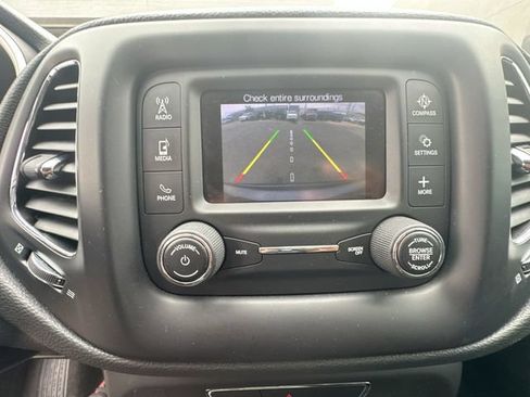 Used 2018 Jeep Compass Latitude w/ Cold Weather Group FWD image 19