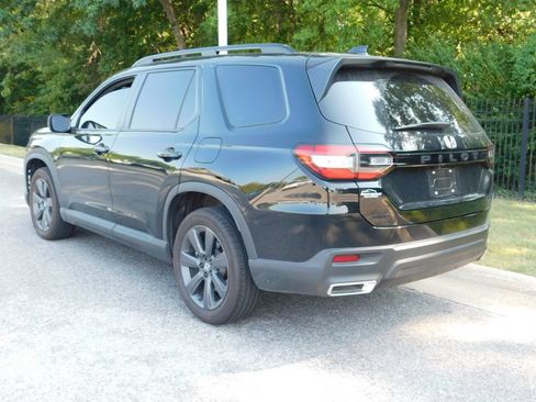 Certified 2025 Honda Pilot Sport image 3